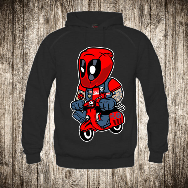 duks sa kapuljacom boja crna slika deadpool na skuteru