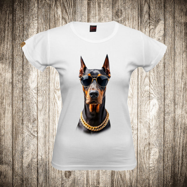 zenska majica boja bela slika doberman krimos lanac i naocare 1