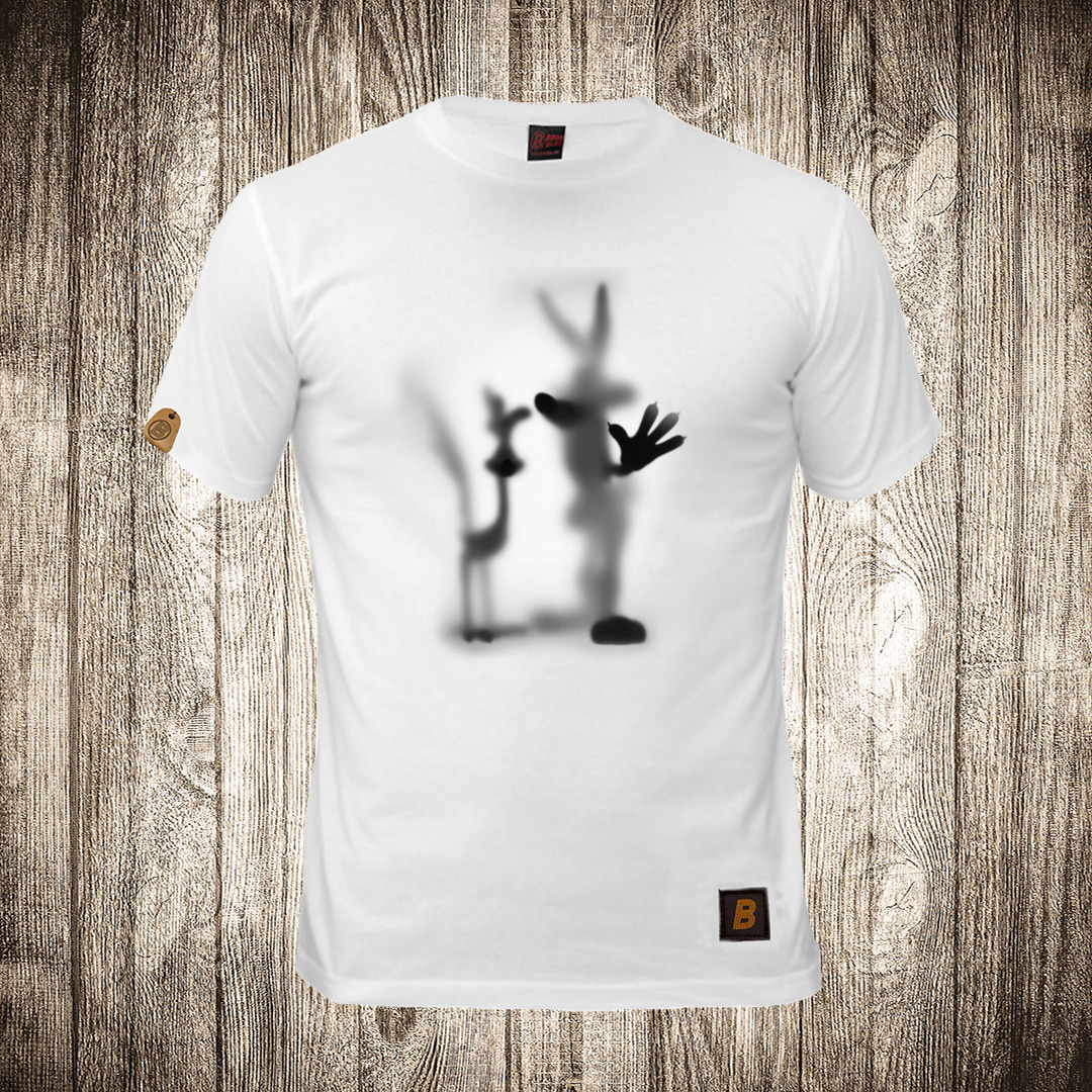 Muška majica bele boje sa motivom Kojot i Ptica Trkačica silueta muska majica boja bela slika kojot i ptica trkacica silueta