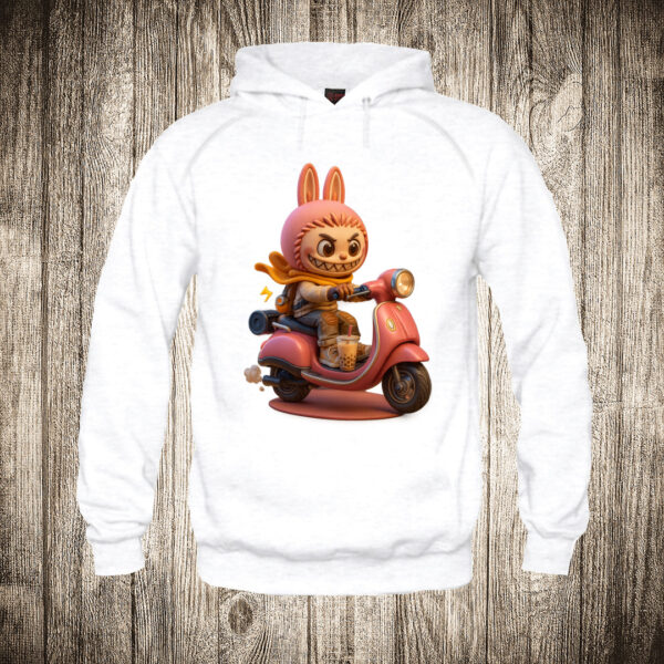 deciji duks boja bela slika labubu 19 na motoru pink
