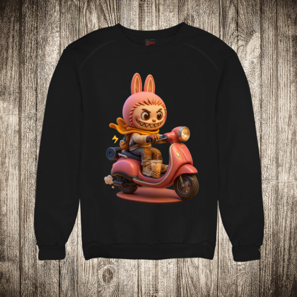 duks bez kapuljace boja crna slika labubu 19 na motoru pink