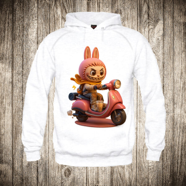 duks sa kapuljacom boja bela slika labubu 19 na motoru pink