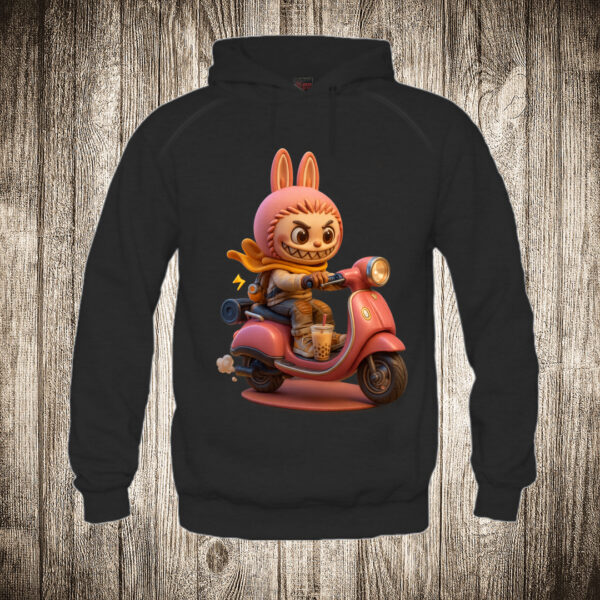 duks sa kapuljacom boja crna slika labubu 19 na motoru pink