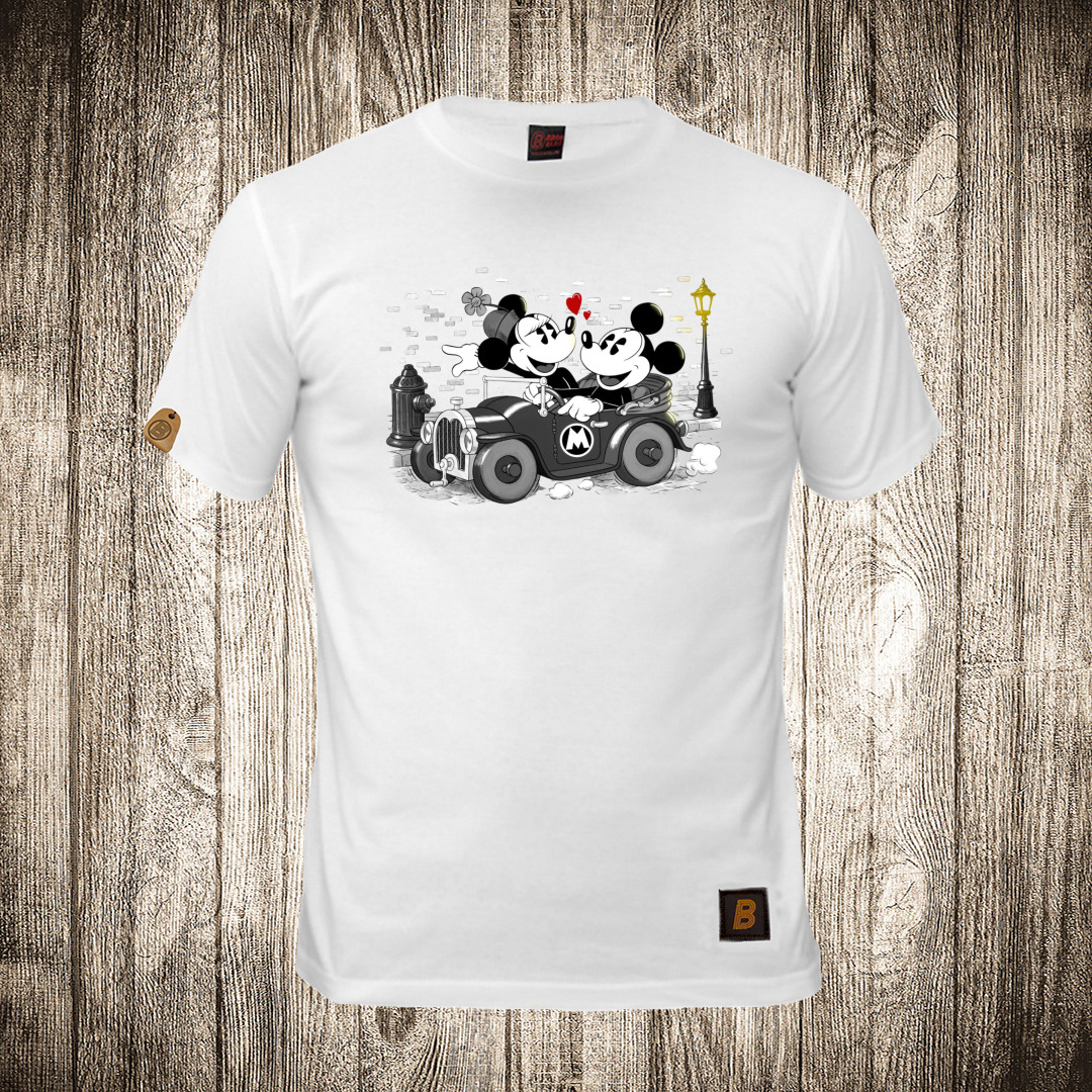 Muška majica bele boje sa motivom Miki i Mini Maus u retro kolima muska majica boja bela slika miki i mini maus u retro kolima 1