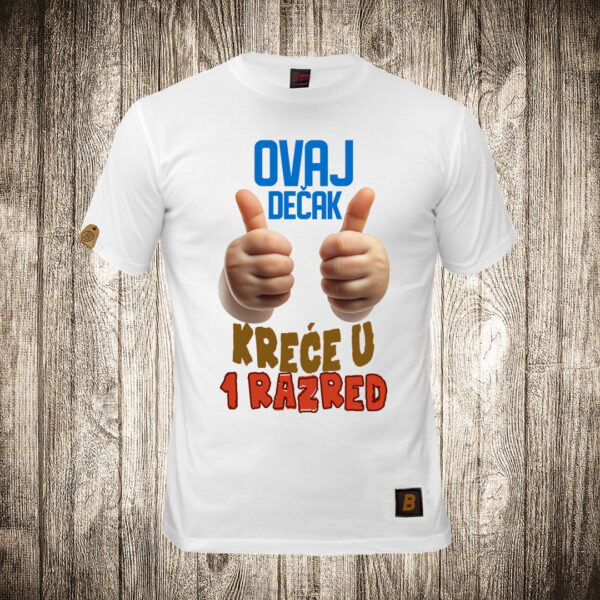 decija majica boja bela slika ovaj decak krece u prvi razred skola