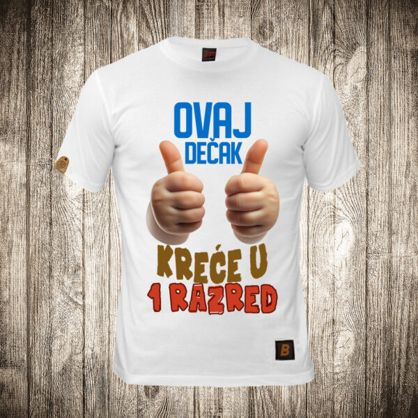 muska majica boja bela slika ovaj decak krece u prvi razred skola