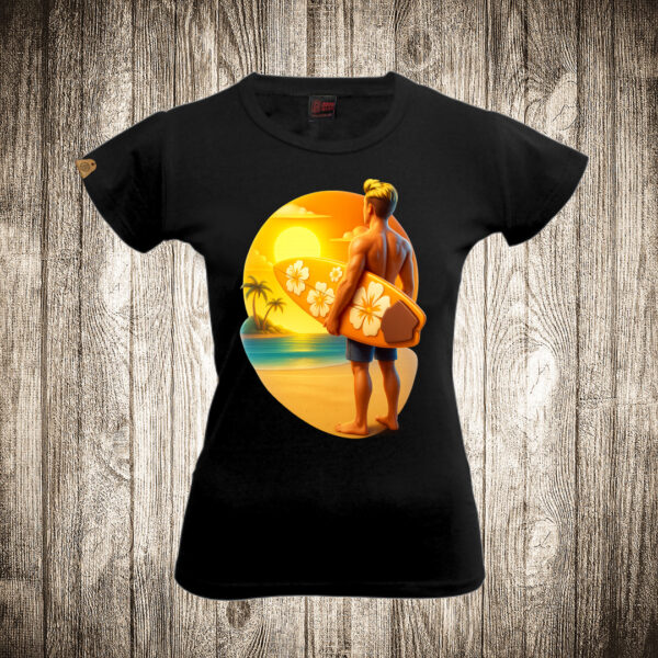 zenska majica boja crna slika surfer gleda u talase more plaza