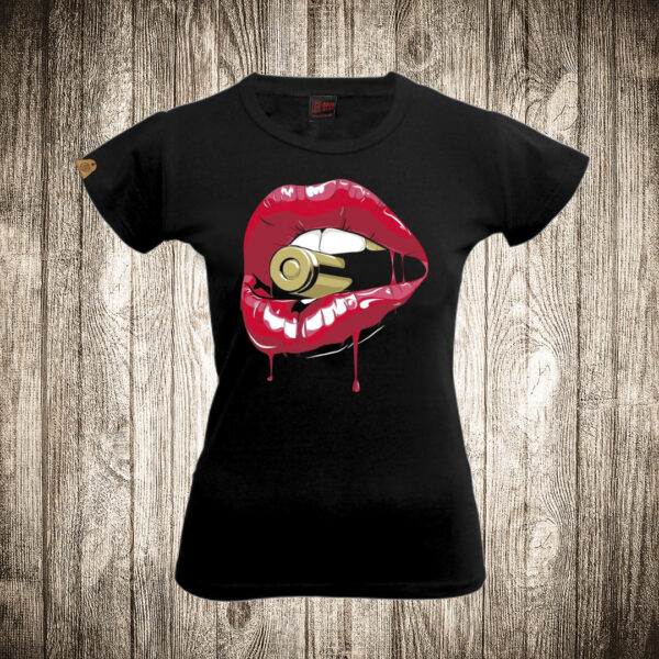 zenska majica boja crna slika usne sa metkom