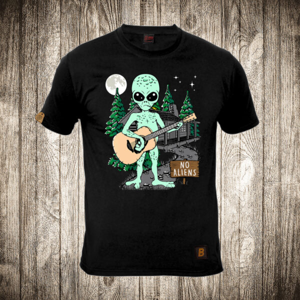 muska majica boja crna slika vanzemaljac svira gitaru
